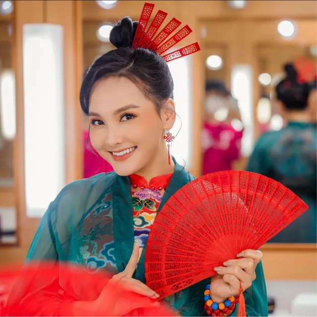 Diễn viên Việt ngày Tết: Phương Oanh diện áo da beo, Huyền Lizzie du Xuân với Quỳnh Kool - Ảnh 14. Diễn viên Việt ngày Tết: Phương Oanh diện áo da beo, Huyền Lizzie du Xuân với Quỳnh Kool - Ảnh 14.