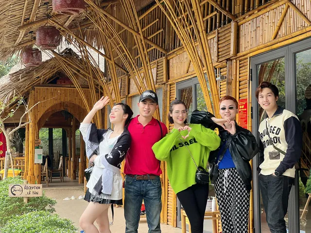 Diễn viên Việt ngày Tết: Phương Oanh diện áo da beo, Huyền Lizzie du Xuân với Quỳnh Kool - Ảnh 8. Diễn viên Việt ngày Tết: Phương Oanh diện áo da beo, Huyền Lizzie du Xuân với Quỳnh Kool - Ảnh 8.