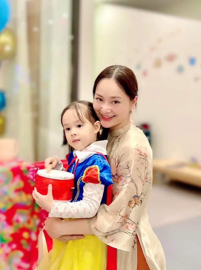 Diễn viên Việt ngày Tết: Phương Oanh diện áo da beo, Huyền Lizzie du Xuân với Quỳnh Kool - Ảnh 3. Diễn viên Việt ngày Tết: Phương Oanh diện áo da beo, Huyền Lizzie du Xuân với Quỳnh Kool - Ảnh 3.