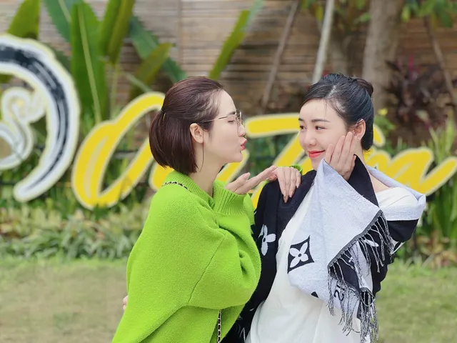 Diễn viên Việt ngày Tết: Phương Oanh diện áo da beo, Huyền Lizzie du Xuân với Quỳnh Kool - Ảnh 24. Diễn viên Việt ngày Tết: Phương Oanh diện áo da beo, Huyền Lizzie du Xuân với Quỳnh Kool - Ảnh 24.