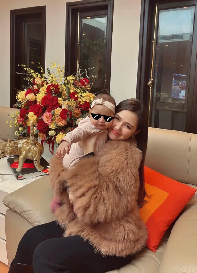 Diễn viên Việt ngày Tết: Phương Oanh diện áo da beo, Huyền Lizzie du Xuân với Quỳnh Kool - Ảnh 15. Diễn viên Việt ngày Tết: Phương Oanh diện áo da beo, Huyền Lizzie du Xuân với Quỳnh Kool - Ảnh 15.