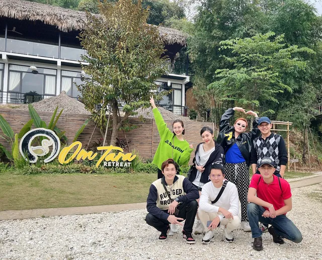 Diễn viên Việt ngày Tết: Phương Oanh diện áo da beo, Huyền Lizzie du Xuân với Quỳnh Kool - Ảnh 7. Diễn viên Việt ngày Tết: Phương Oanh diện áo da beo, Huyền Lizzie du Xuân với Quỳnh Kool - Ảnh 7.