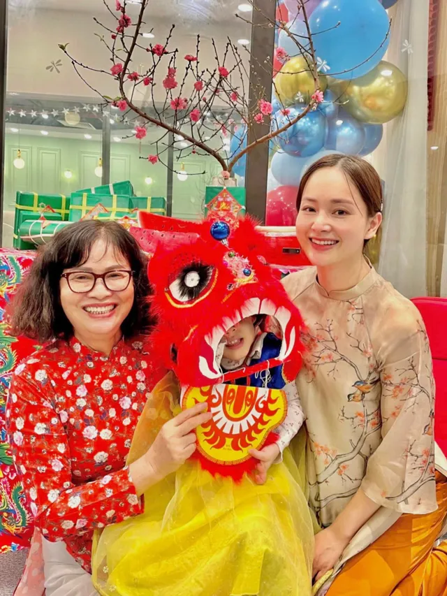 Diễn viên Việt ngày Tết: Phương Oanh diện áo da beo, Huyền Lizzie du Xuân với Quỳnh Kool - Ảnh 5. Diễn viên Việt ngày Tết: Phương Oanh diện áo da beo, Huyền Lizzie du Xuân với Quỳnh Kool - Ảnh 5.