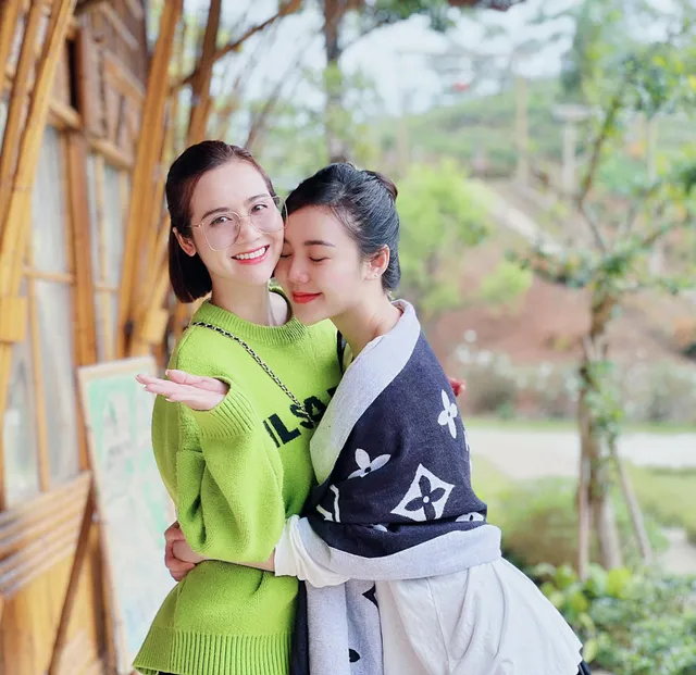 Diễn viên Việt ngày Tết: Phương Oanh diện áo da beo, Huyền Lizzie du Xuân với Quỳnh Kool - Ảnh 21. Diễn viên Việt ngày Tết: Phương Oanh diện áo da beo, Huyền Lizzie du Xuân với Quỳnh Kool - Ảnh 21.