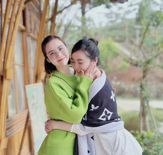 Diễn viên Việt ngày Tết: Phương Oanh diện áo da beo, Huyền Lizzie du Xuân với Quỳnh Kool - Ảnh 22. Diễn viên Việt ngày Tết: Phương Oanh diện áo da beo, Huyền Lizzie du Xuân với Quỳnh Kool - Ảnh 22.