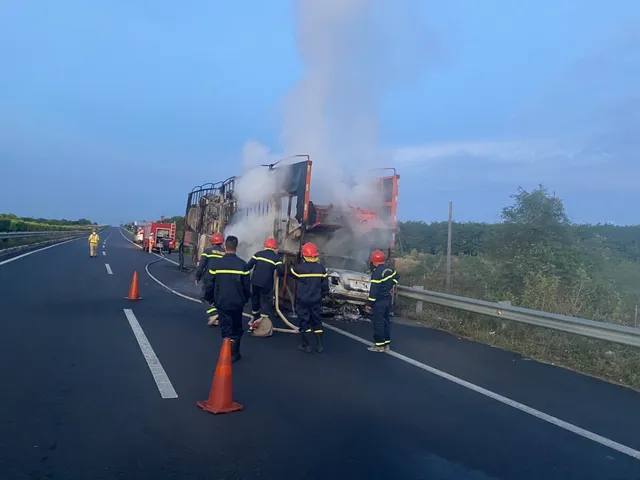 Cháy xe đầu kéo chở theo 3 ô tô trên cao tốc, gây thiệt hại nặng về tài sản - Ảnh 1.