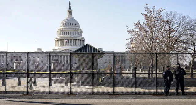 Rào chắn an ninh quanh Đồi Capitol được dựng trở lại khi các xe tải tiến đến Washington - Ảnh 1.