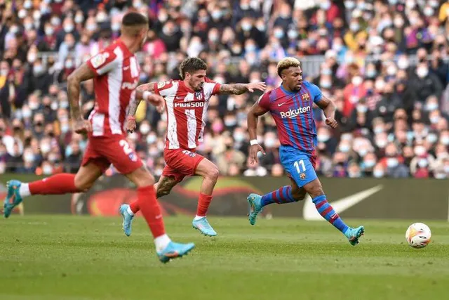 Thắng tưng bừng trước Atletico Madrid, Barca lọt top 4 La Liga - Ảnh 1.