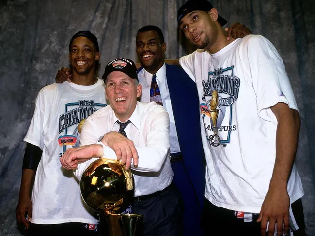 HLV Gregg Popovich trước ngưỡng cửa lịch sử tại NBA - Ảnh 1.