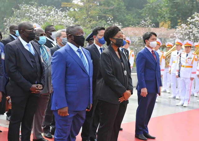 Tổng thống Sierra Leone vào Lăng viếng Chủ tịch Hồ Chí Minh - Ảnh 5.