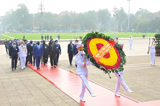 Tổng thống Sierra Leone vào Lăng viếng Chủ tịch Hồ Chí Minh - Ảnh 1.