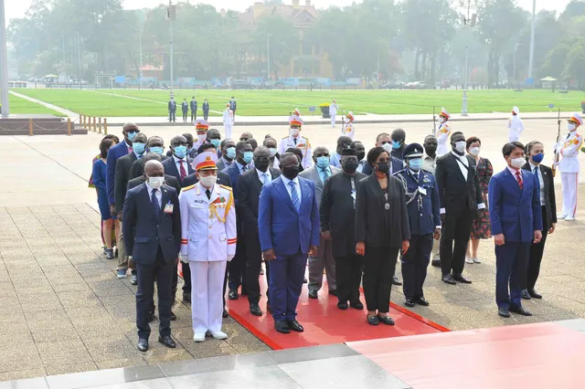 Tổng thống Sierra Leone vào Lăng viếng Chủ tịch Hồ Chí Minh - Ảnh 3.