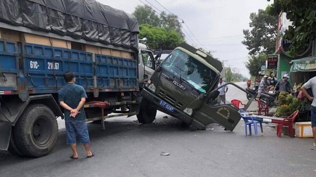 Xe chở phạm nhân gặp tai nạn, 3 người bị thương - Ảnh 1.