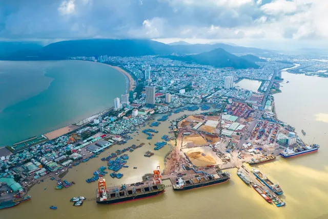 Kỳ vọng từ cơ hội và thách thức nhìn từ hệ thống cảng biển Việt Nam - Ảnh 3.