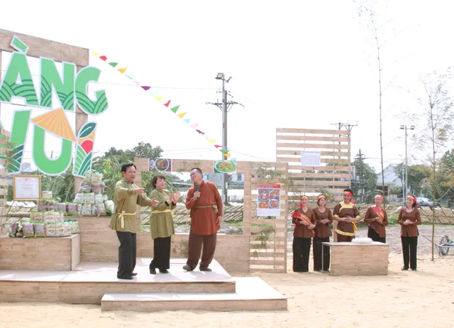 Diễn viên Quang Tèo và Trà My trổ tài làm bánh đa tại sân chơi Làng vui - Ảnh 2.