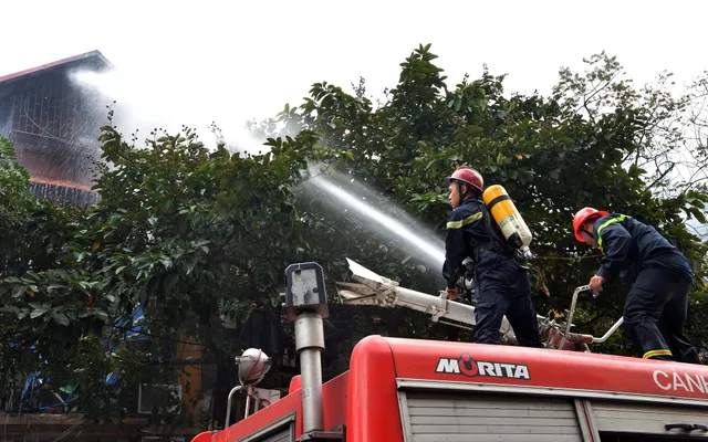 Hà Nội: Cháy lớn trên phố Phùng Hưng - Ảnh 1.