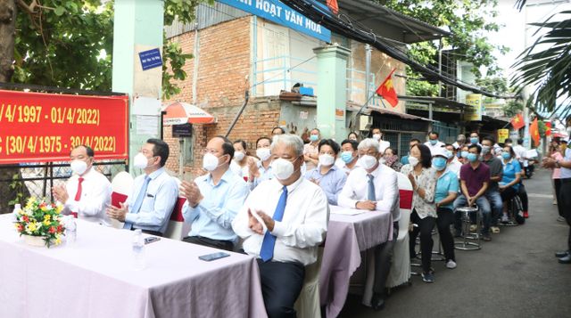 Quận 7 (TP. Hồ Chí Minh) khởi công cầu, khánh thành đường hẻm chào mừng kỷ niệm 25 năm thành lập - Ảnh 1.