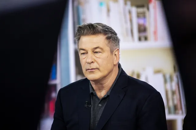 Hậu nổ súng gây chết người trên phim trường, Alec Baldwin trở lại làm việc - Ảnh 1.