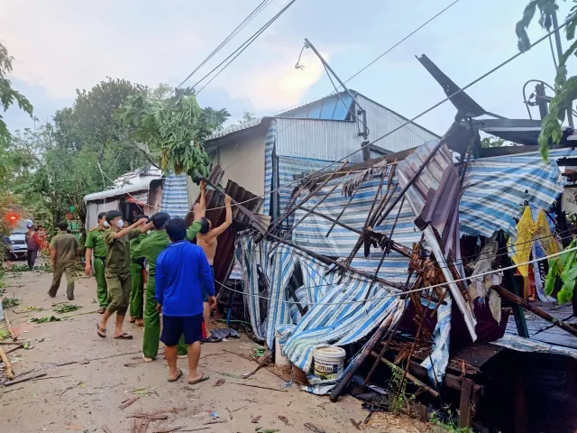 An Giang: Giông lốc khiến 158 căn nhà bị sập và tốc mái - Ảnh 4.