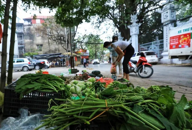 Hà Nội lại đông đúc, dần trở về trạng thái bình thường mới - Ảnh 7.