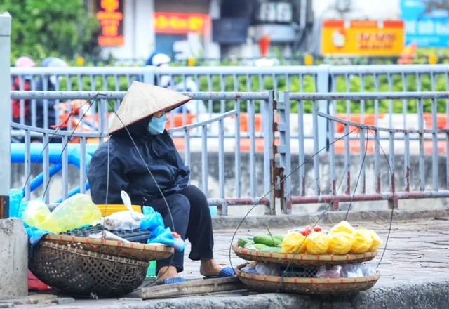 Hà Nội lại đông đúc, dần trở về trạng thái bình thường mới - Ảnh 5.