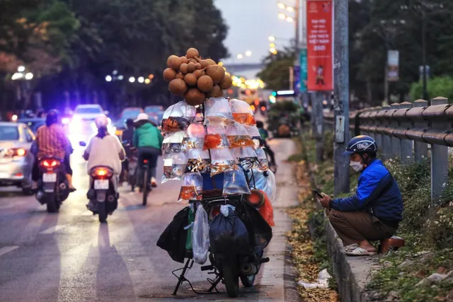 Hà Nội lại đông đúc, dần trở về trạng thái bình thường mới - Ảnh 4.