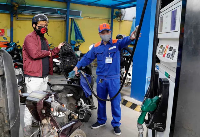 Giá xăng tăng kỷ lục: Đề nghị Bộ Tài chính tính lại công thức giá cơ sở - Ảnh 1. Giá xăng tăng kỷ lục: Đề nghị Bộ Tài chính tính lại công thức giá cơ sở - Ảnh 1.