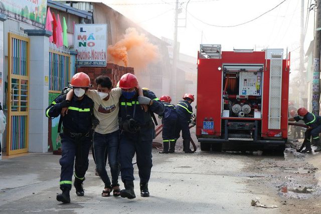 Diễn tập giải cứu hàng trăm người bị kẹt trong đám cháy khu dân cư - Ảnh 3.