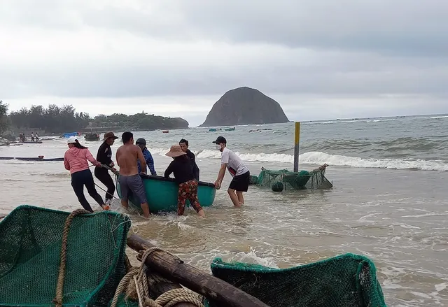 Phú Yên thiệt hại nặng do mưa to, gió lớn - Ảnh 5.