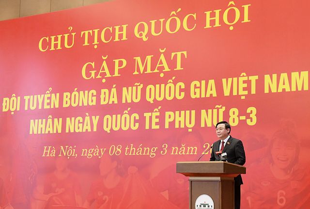 Chủ tịch Quốc hội Vương Đình Huệ gặp mặt Đội tuyển bóng đá nữ quốc gia - Ảnh 1.