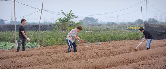 Lối về miền hoa: Loạt áo hoa chất chơi của chú Lâm và Linh nấm - Ảnh 22.