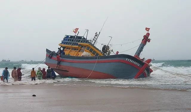 Làng biển tan tác vì sóng, gió nghịch mùa - Ảnh 4.