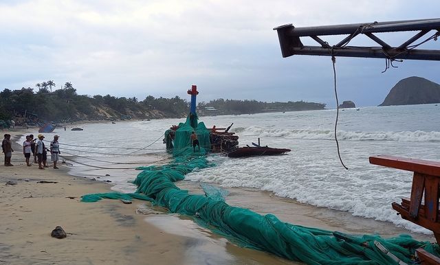 Mưa trái mùa gây thiệt hại lớn ở Nam Trung Bộ - Ảnh 1.