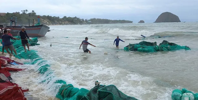 Làng biển tan tác vì sóng, gió nghịch mùa - Ảnh 2.