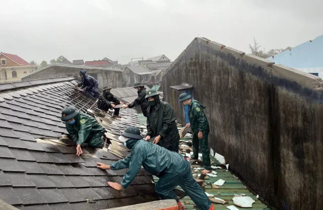 Mưa lớn ở miền Trung: Hàng vạn ha lúa ngập úng, hơn 150 tàu cá bị đánh chìm - Ảnh 1.