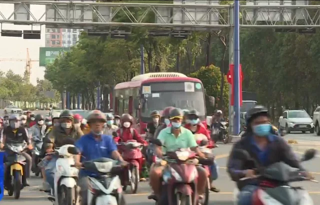 Người dân tấp nập trở lại thành phố sau kỳ nghỉ Lễ Giỗ Tổ Hùng Vương - Ảnh 2.