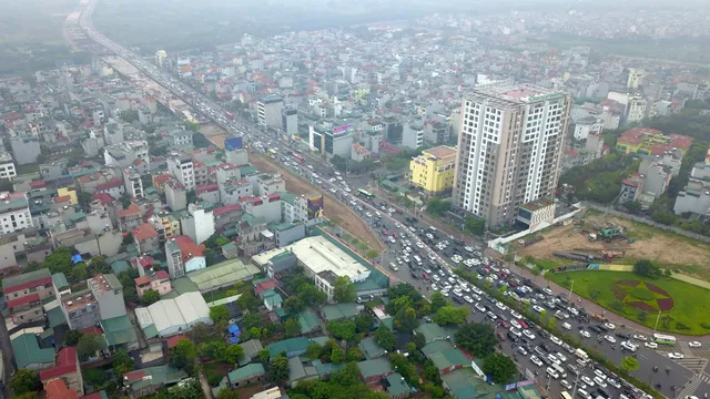 Sau kỳ nghỉ lễ, một số tuyến đường Hà Nội ùn tắc cục bộ - Ảnh 1.