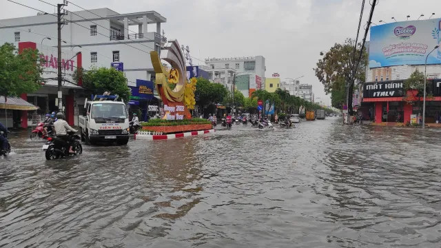 Mưa lớn gây ngập nặng nhiều tuyến đường thành phố Bạc Liêu - Ảnh 3.