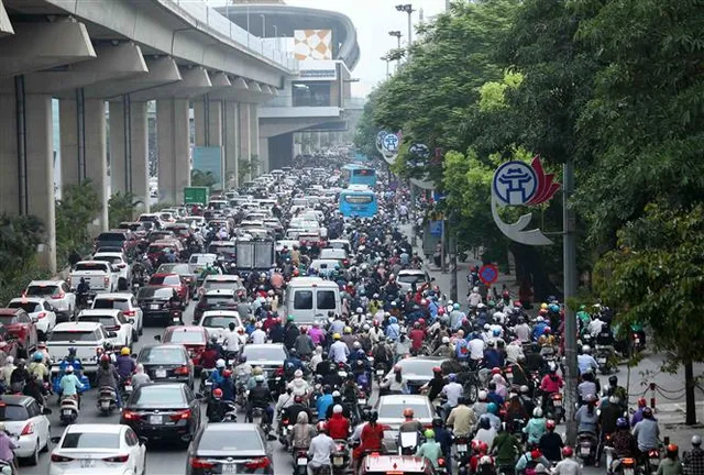 Giao thông Hà Nội ùn tắc trong ngày đầu đưa trẻ mầm non trở lại trường - Ảnh 6.