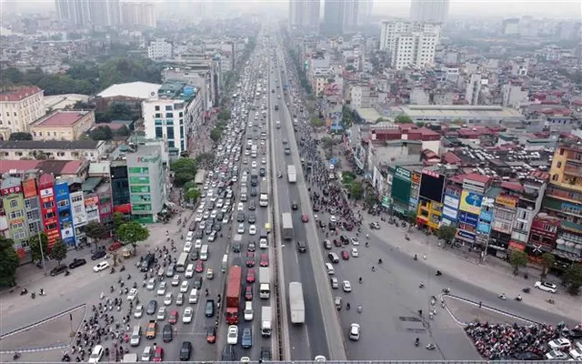 Giao thông Hà Nội ùn tắc trong ngày đầu đưa trẻ mầm non trở lại trường - Ảnh 3.