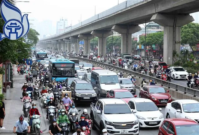 Giao thông Hà Nội ùn tắc trong ngày đầu đưa trẻ mầm non trở lại trường - Ảnh 8.