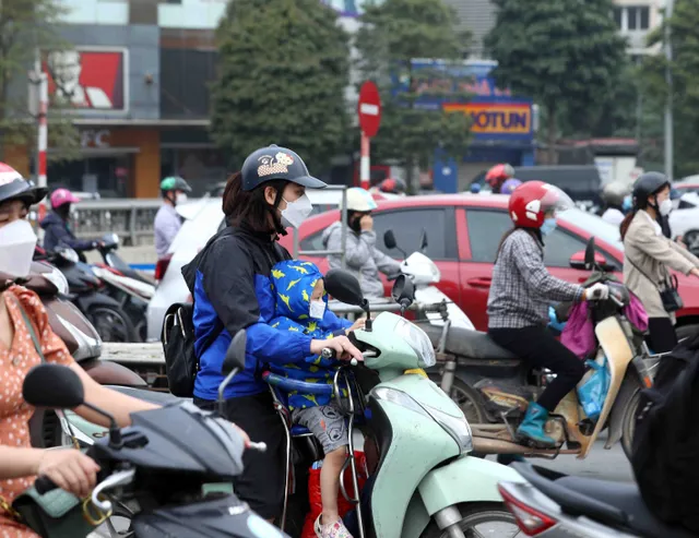 Giao thông Hà Nội ùn tắc trong ngày đầu đưa trẻ mầm non trở lại trường - Ảnh 9.