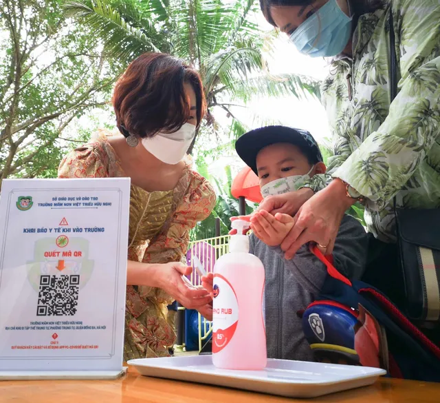 Trẻ mầm non Hà Nội bỡ ngỡ đi học - Ảnh 10. Trẻ mầm non Hà Nội bỡ ngỡ đi học - Ảnh 10.