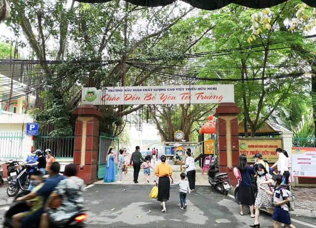 Trẻ mầm non Hà Nội bỡ ngỡ đi học - Ảnh 1. Trẻ mầm non Hà Nội bỡ ngỡ đi học - Ảnh 1.