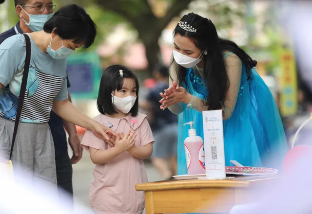 Trẻ mầm non Hà Nội bỡ ngỡ đi học - Ảnh 9. Trẻ mầm non Hà Nội bỡ ngỡ đi học - Ảnh 9.