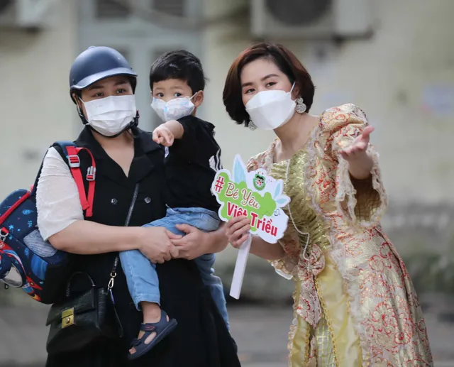 Trẻ mầm non Hà Nội bỡ ngỡ đi học - Ảnh 8. Trẻ mầm non Hà Nội bỡ ngỡ đi học - Ảnh 8.