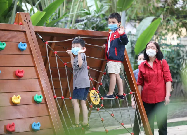 Trẻ mầm non Hà Nội bỡ ngỡ đi học - Ảnh 7. Trẻ mầm non Hà Nội bỡ ngỡ đi học - Ảnh 7.