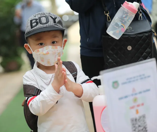 Trẻ mầm non Hà Nội bỡ ngỡ đi học - Ảnh 4. Trẻ mầm non Hà Nội bỡ ngỡ đi học - Ảnh 4.