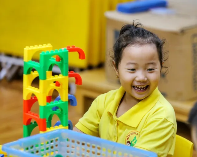 Trẻ mầm non Hà Nội bỡ ngỡ đi học - Ảnh 16. Trẻ mầm non Hà Nội bỡ ngỡ đi học - Ảnh 16.