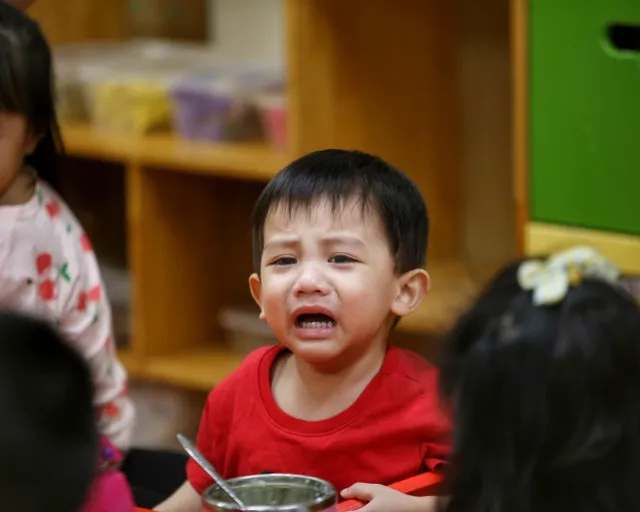 Trẻ mầm non Hà Nội bỡ ngỡ đi học - Ảnh 14. Trẻ mầm non Hà Nội bỡ ngỡ đi học - Ảnh 14.